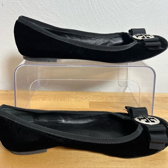 Tory Burch Jessica Black Velvet Bow Toe Silver Medallion Ballet Flats Size 8.5 - Picture 3 of 12